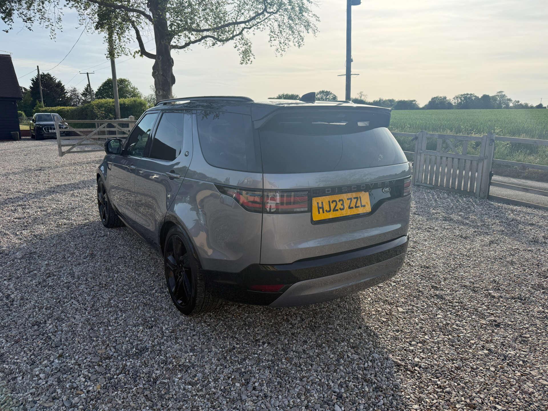 Land Rover Discovery view 3