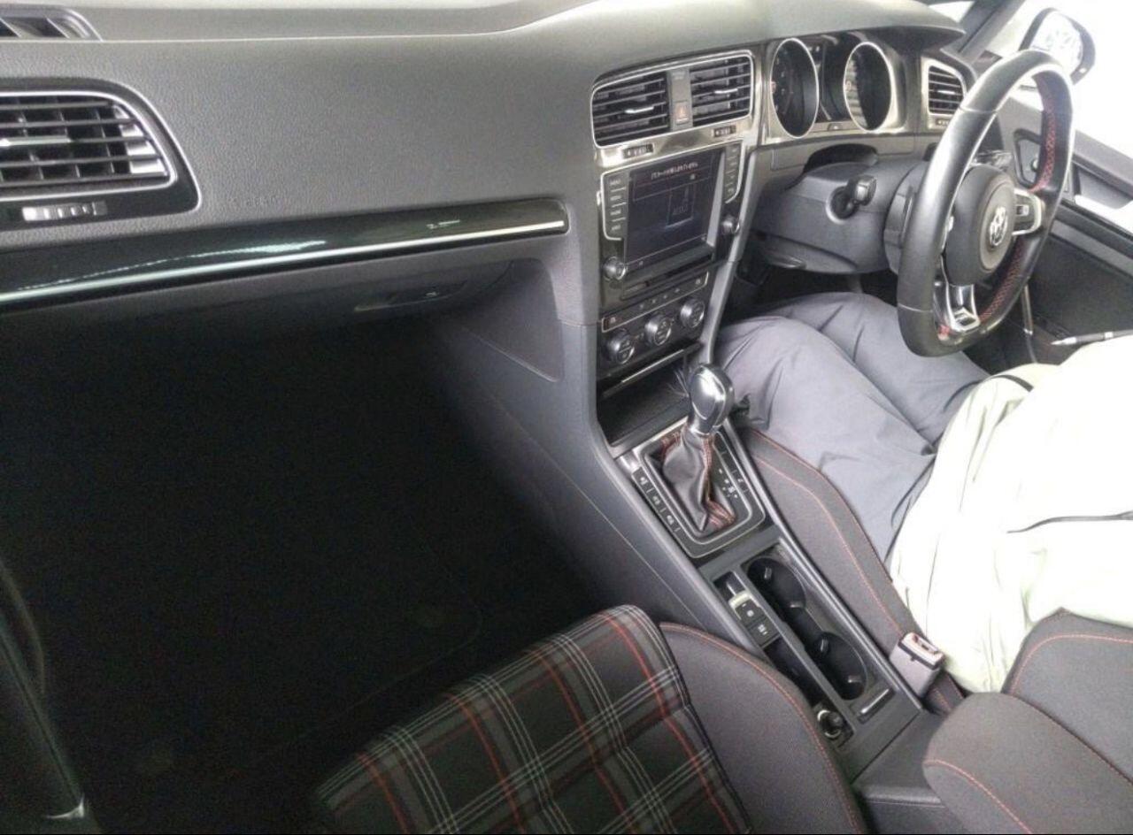 Volkswagen Golf view 3