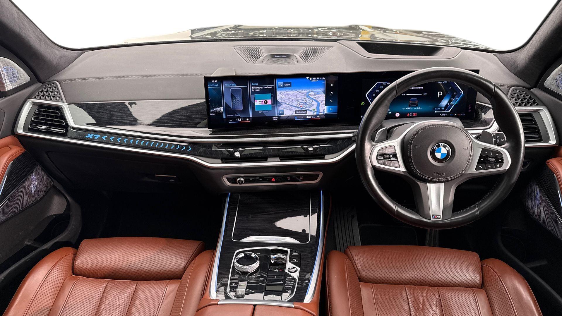 BMW X7 view 4