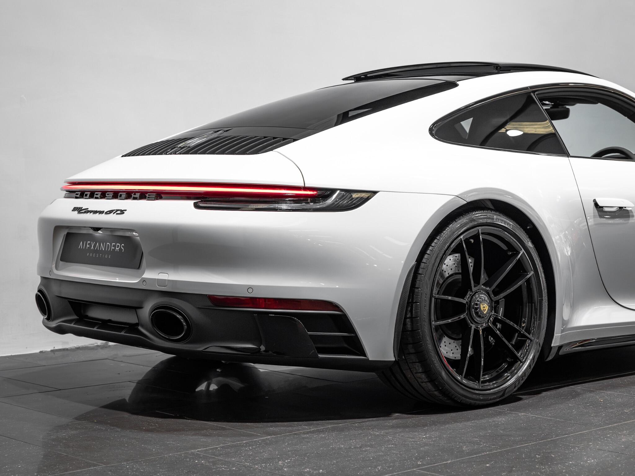 Porsche 911 view 12