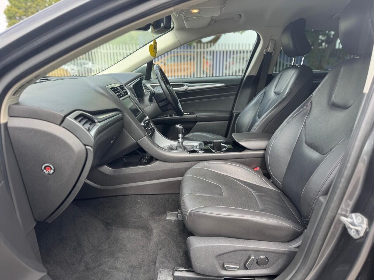 Ford Mondeo view 10