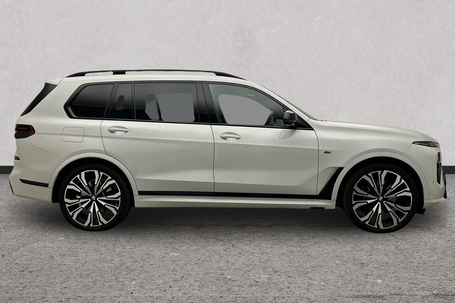 BMW X7 view 3