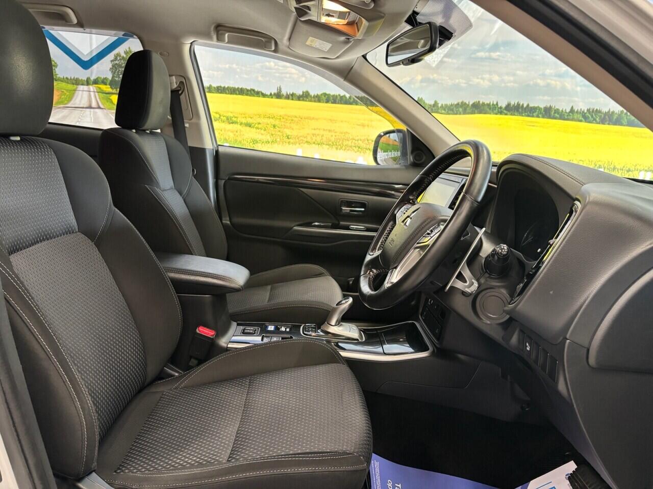 Mitsubishi Outlander view 14