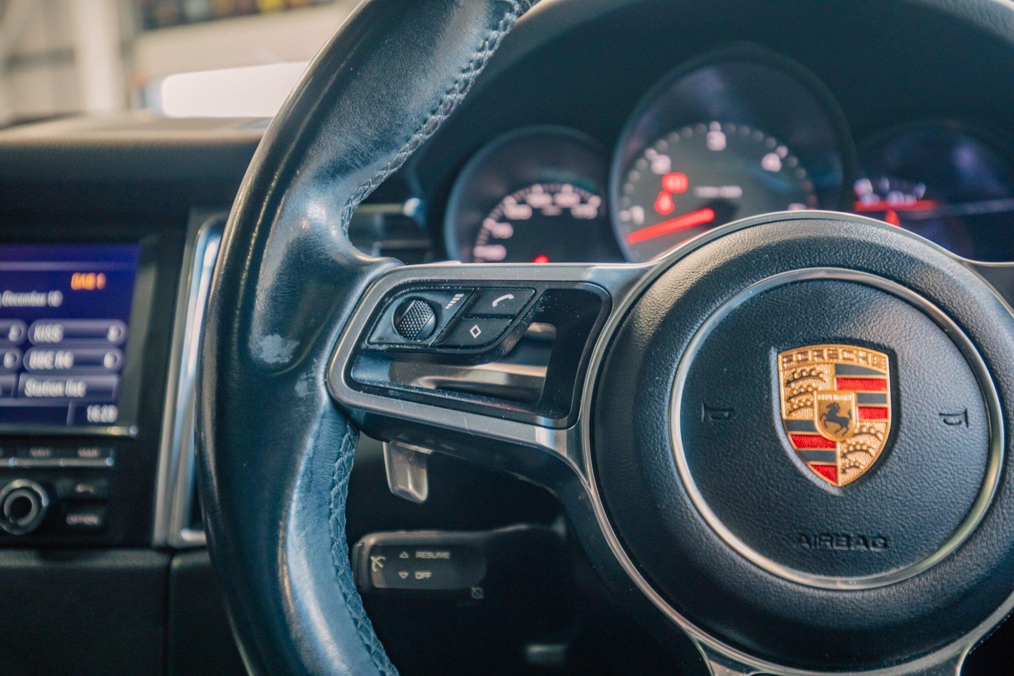 Porsche Macan view 11