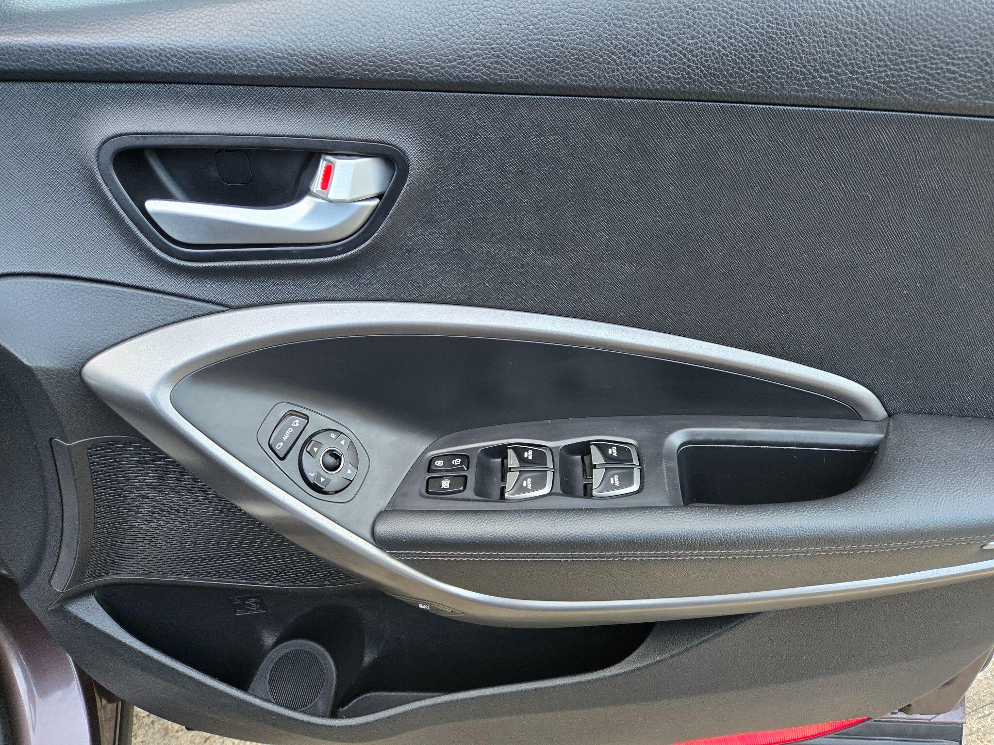 2014 Hyundai Santa Fe image 18