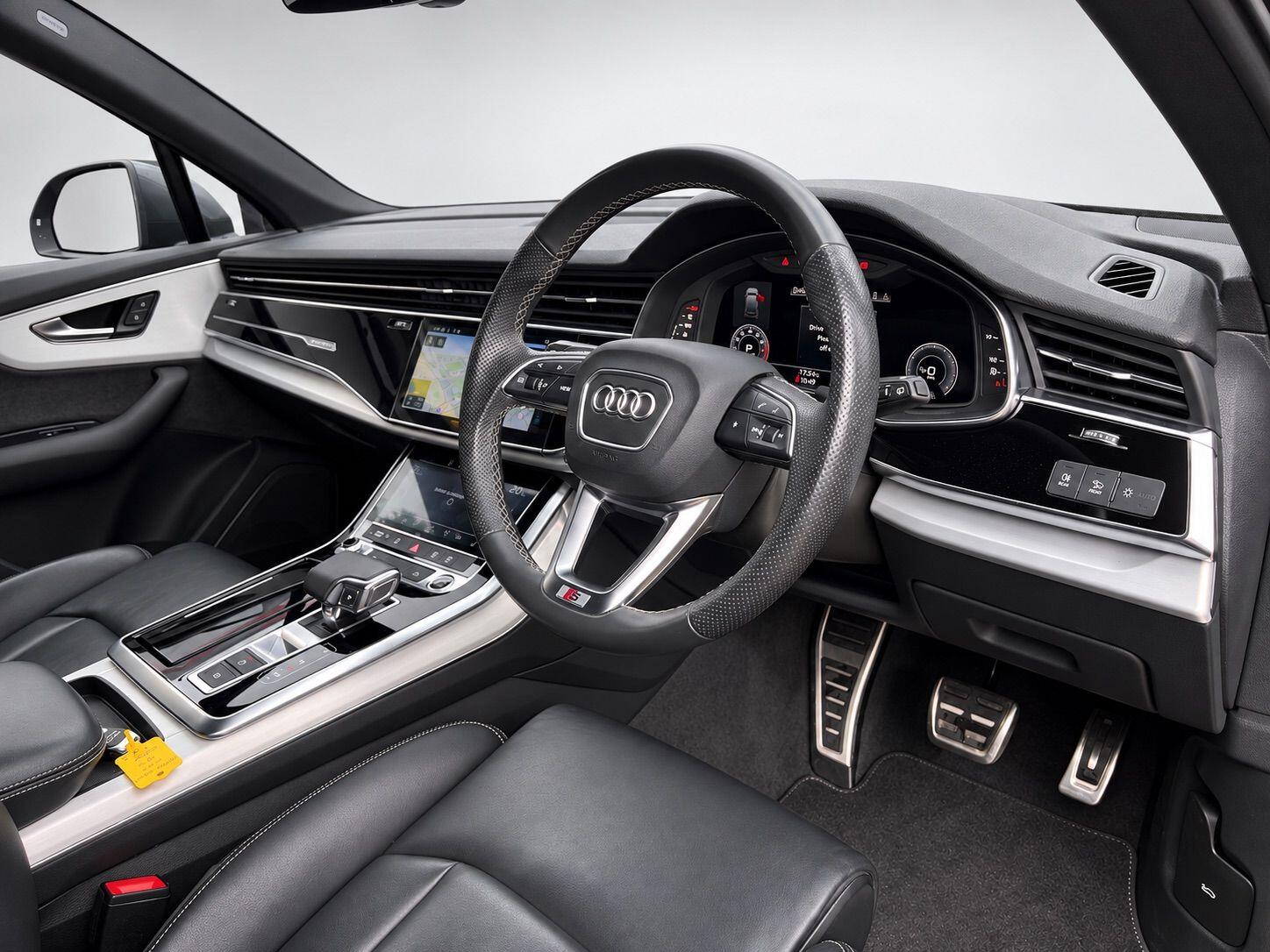 Audi Q7 view 20