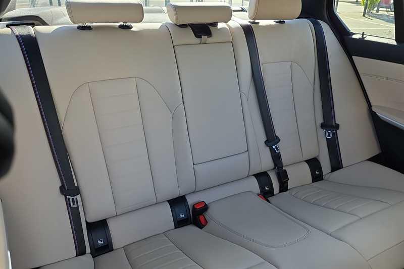 BMW 3 Series view 23