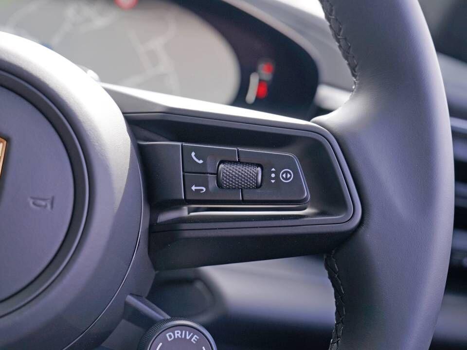 Porsche Macan view 24