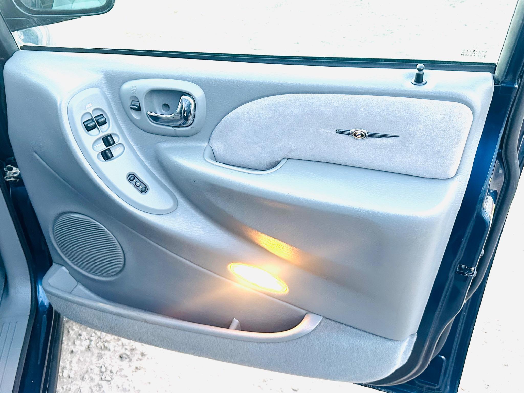 Chrysler Grand Voyager view 16
