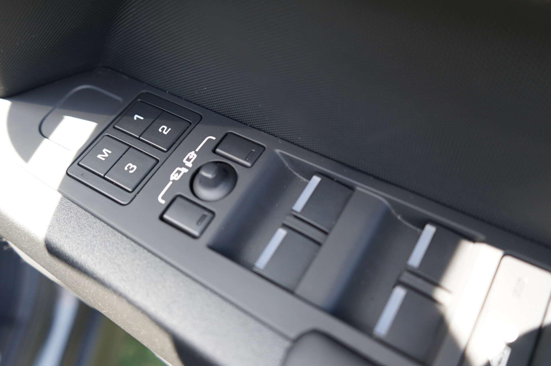 Land Rover Defender view 25