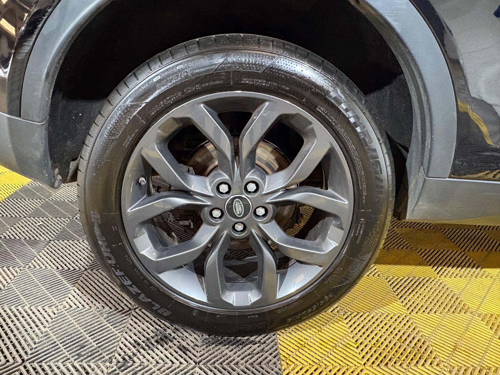 Land Rover Discovery Sport view 83
