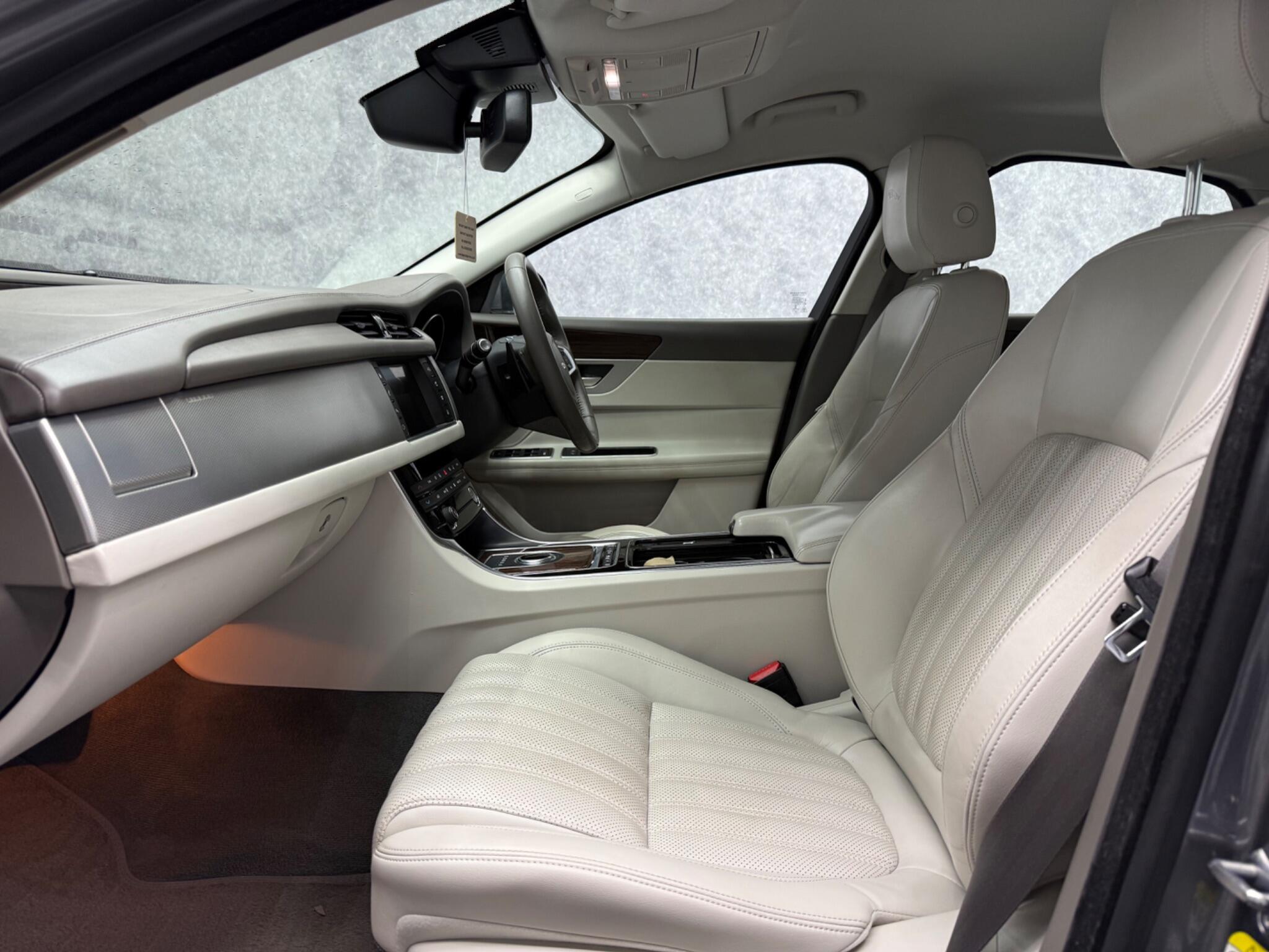 Jaguar XF view 3
