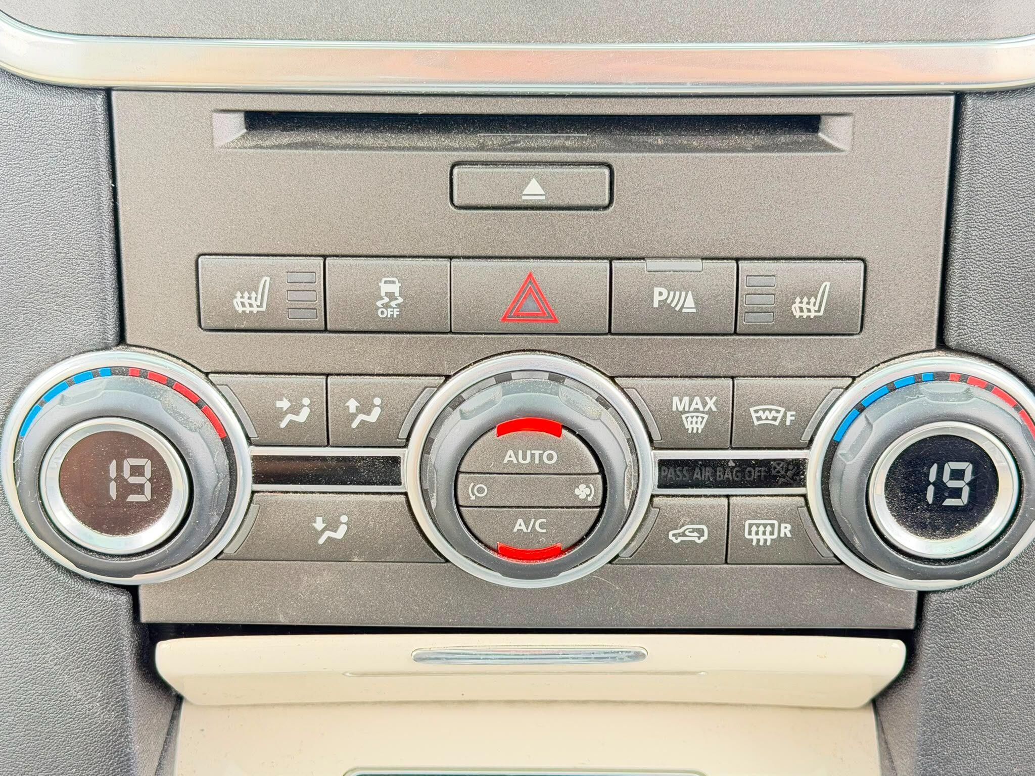 Land Rover Discovery view 30