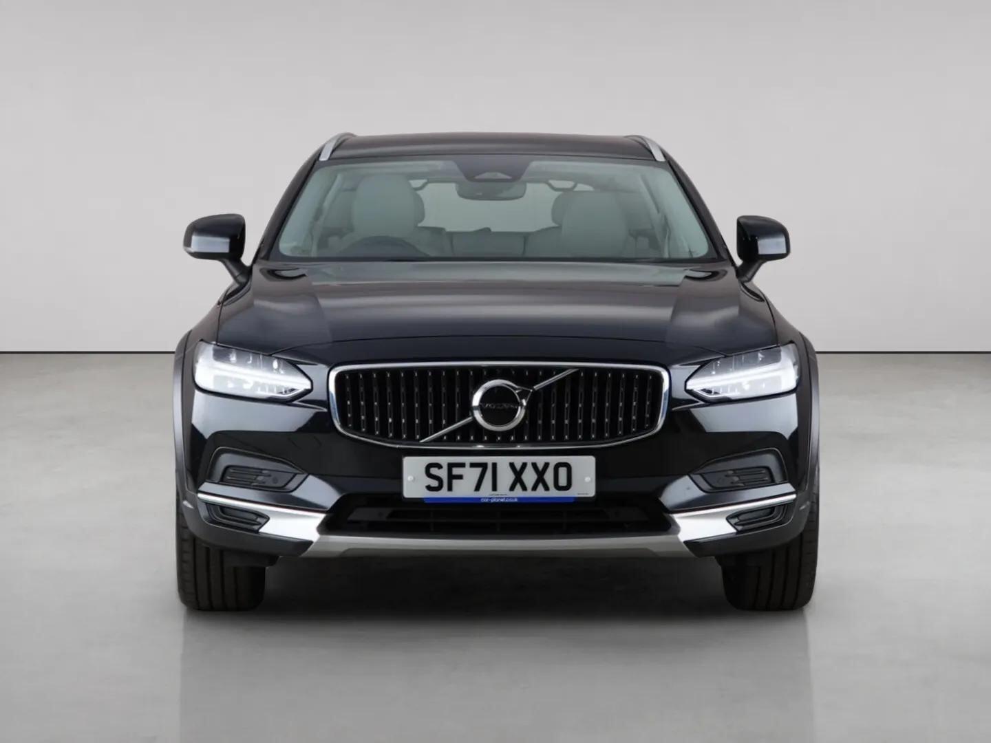 Volvo V90 Cross Country view 5
