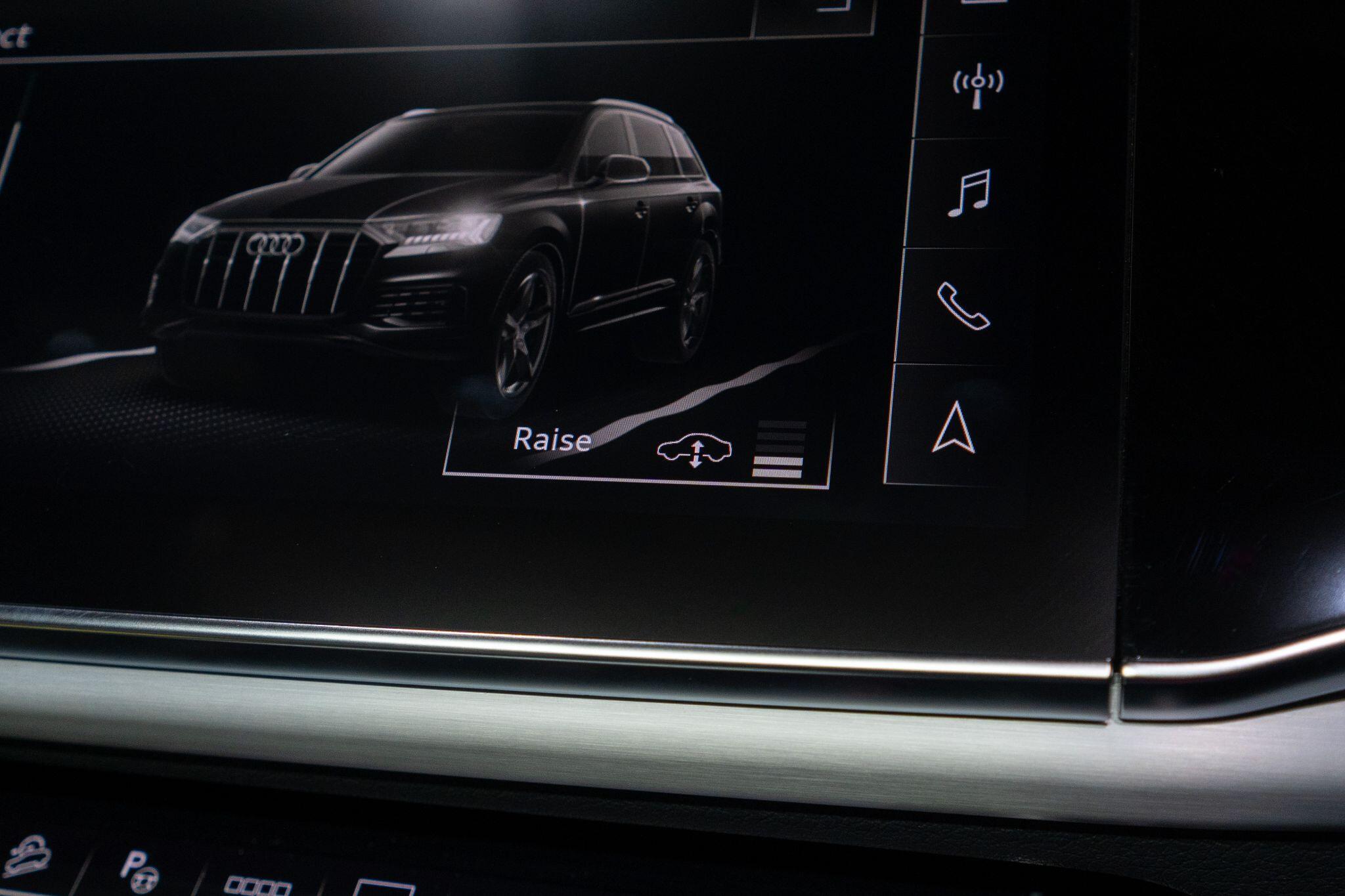 Audi SQ7 view 26