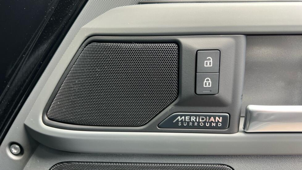 Land Rover Defender view 25