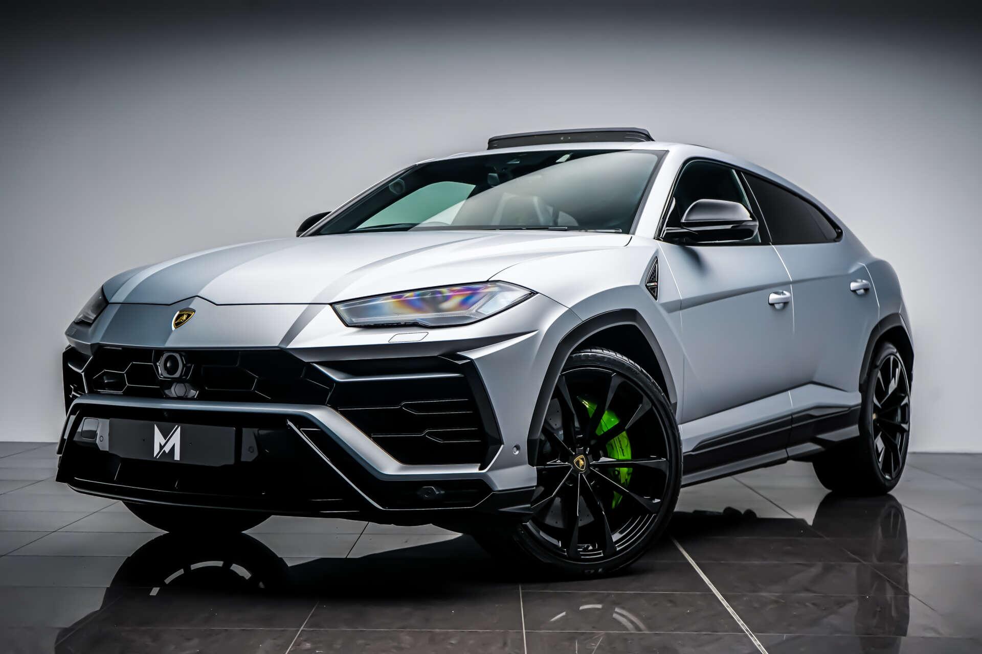 Lamborghini Urus view 5