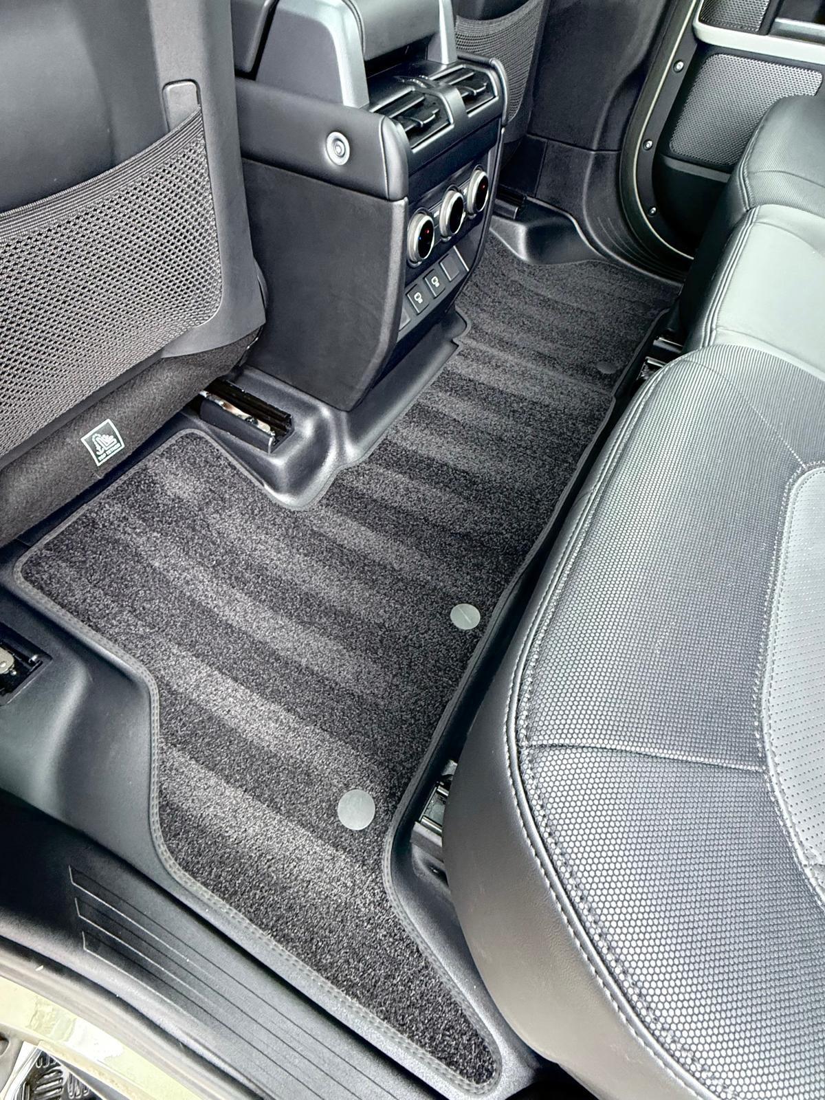 Land Rover Defender view 32