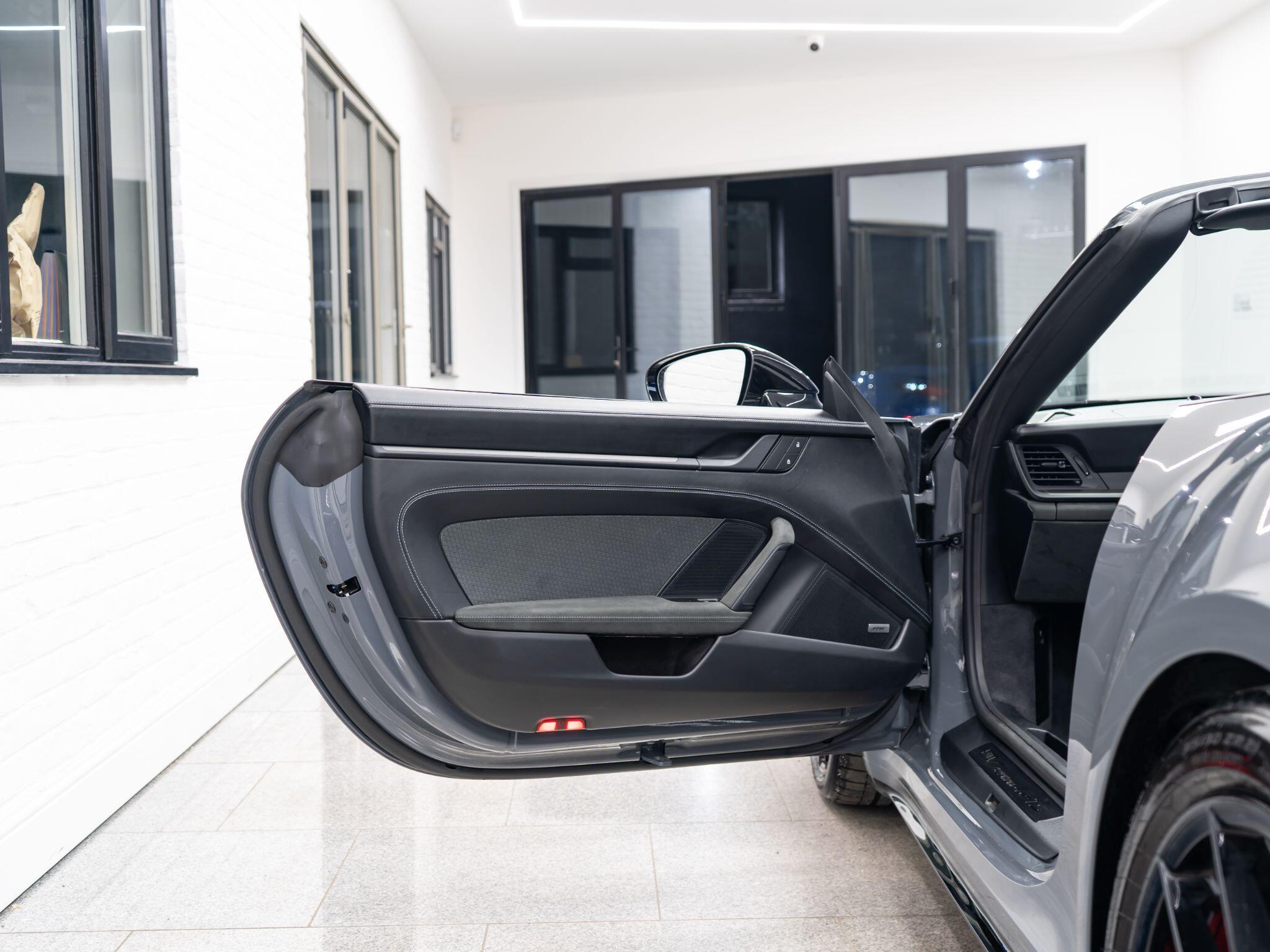 Porsche 911 view 24