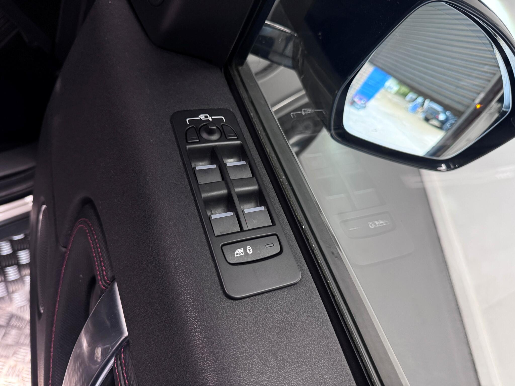 Land Rover Discovery Sport view 21