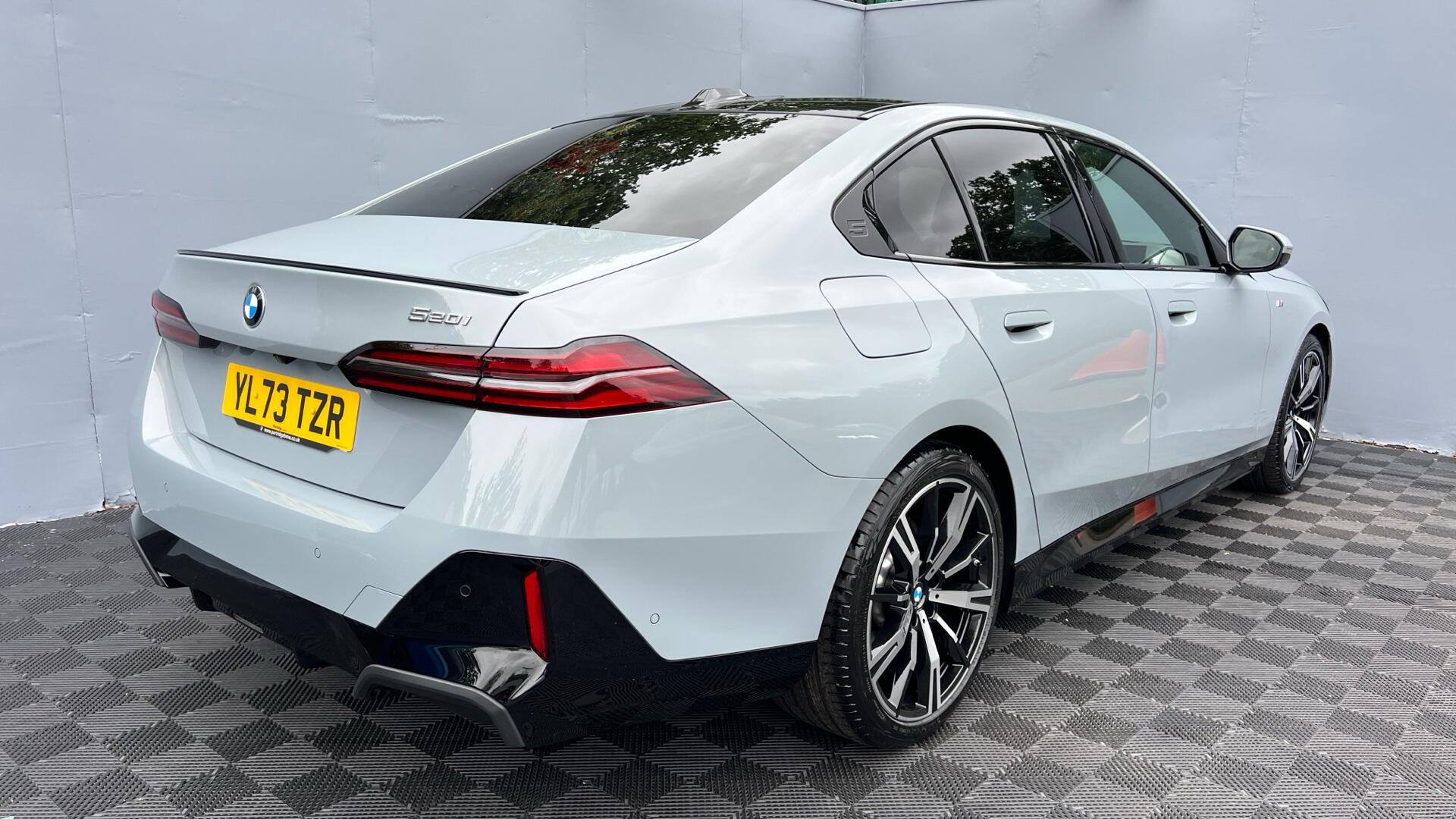 BMW 5 Series view 28