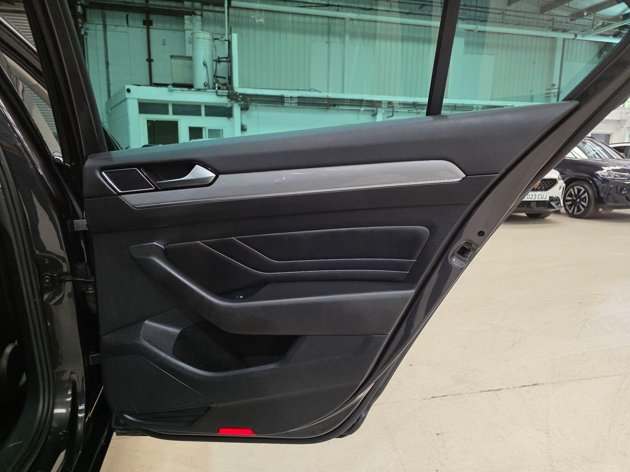 Volkswagen Passat view 22