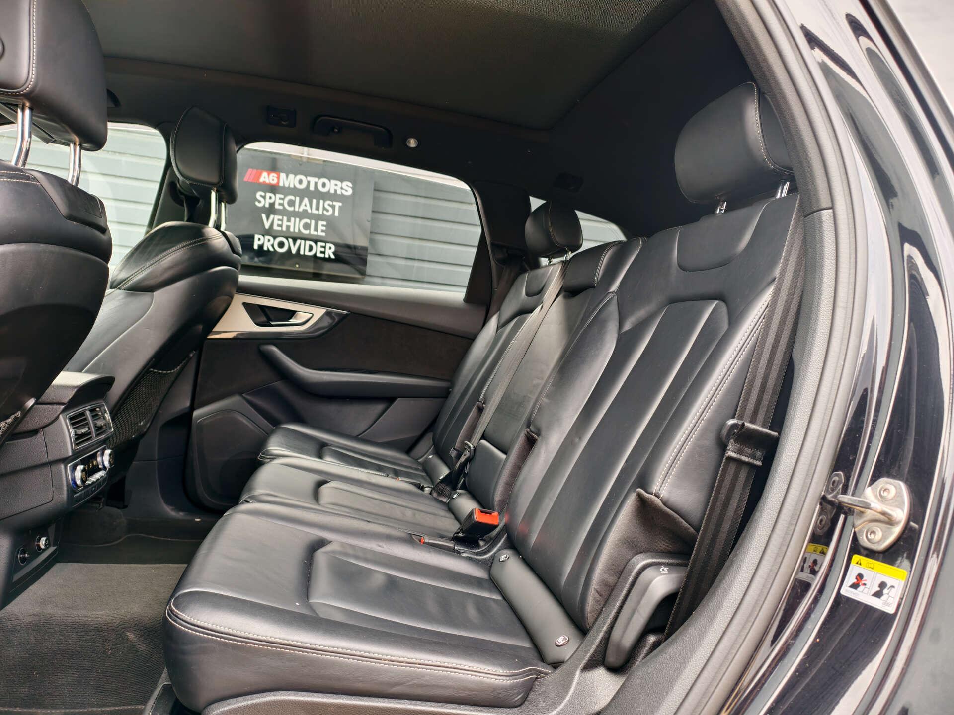 Audi Q7 view 16
