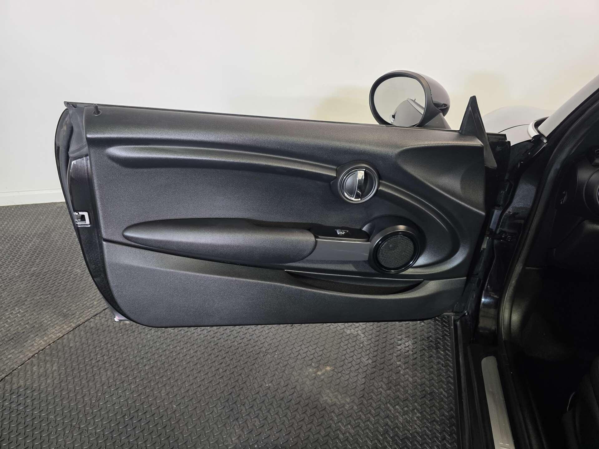 Mini Convertible view 47
