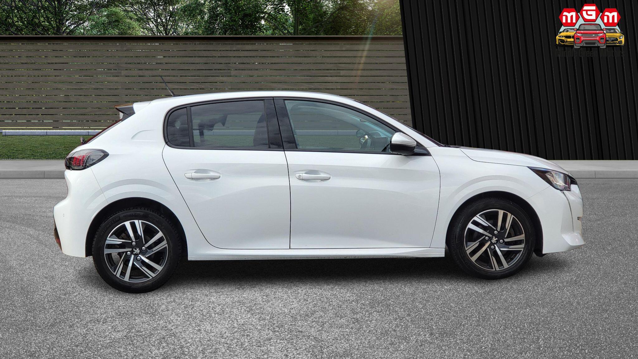 Peugeot 208 view 9