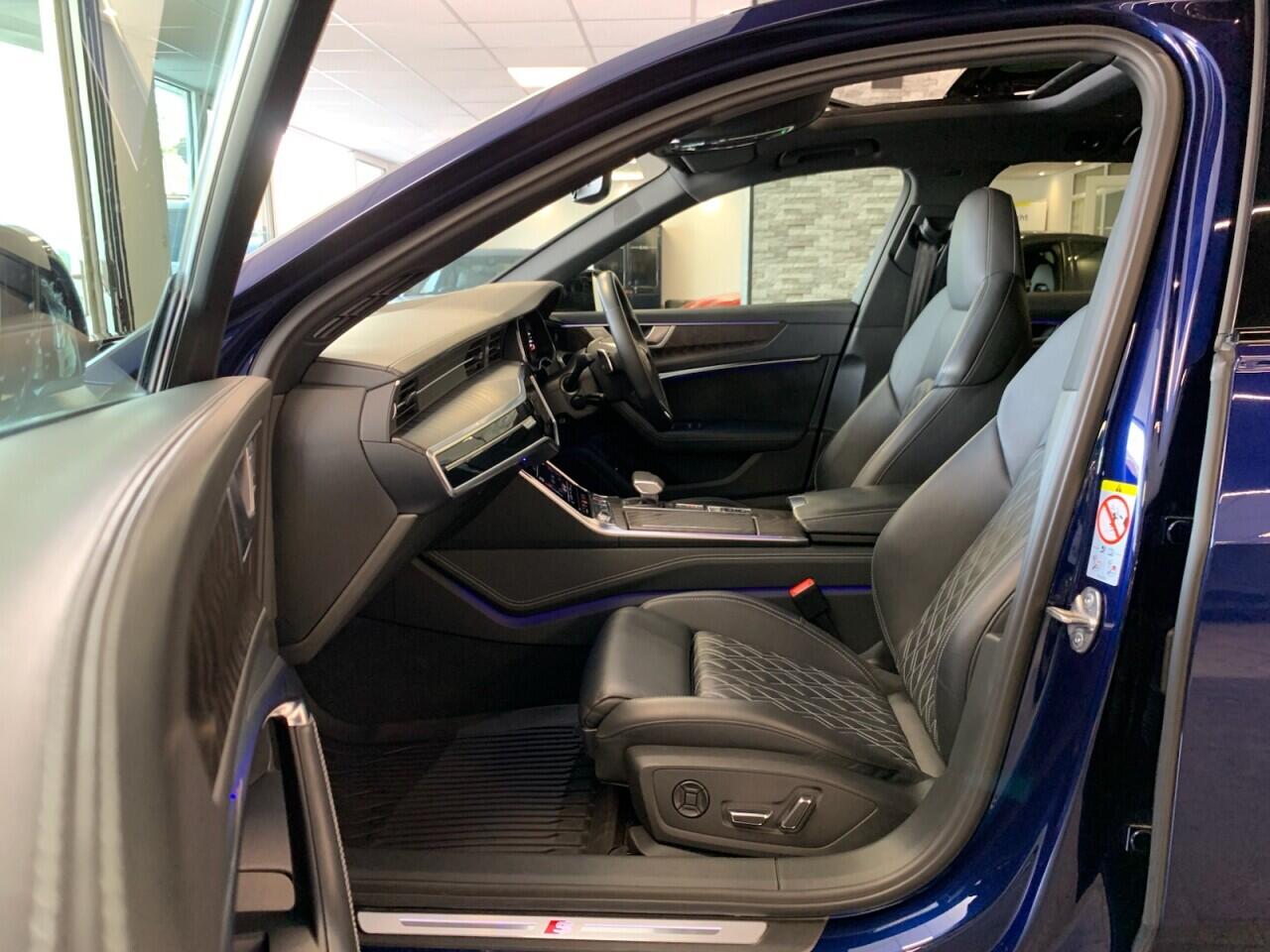 Audi S6 Avant view 30