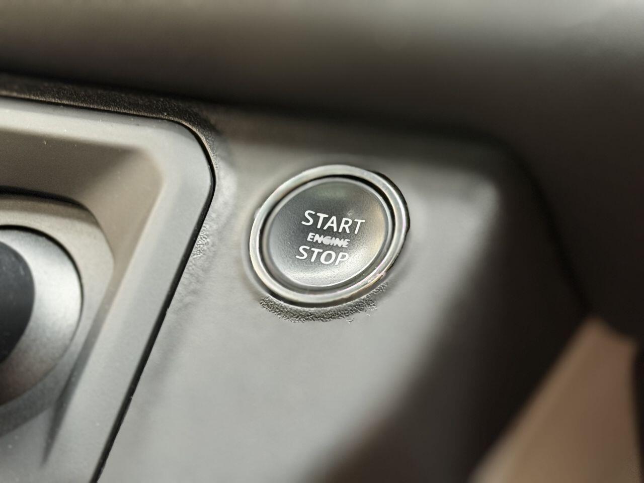 Land Rover Defender 110 view 39