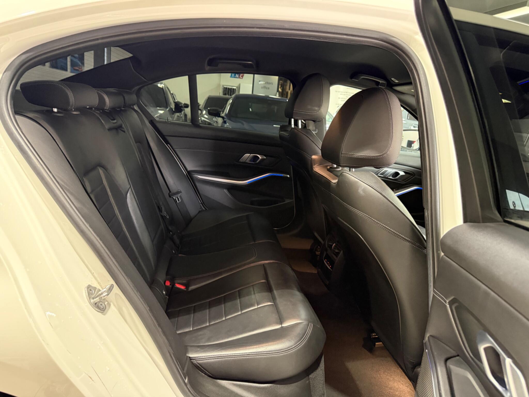 BMW 3 Series view 26