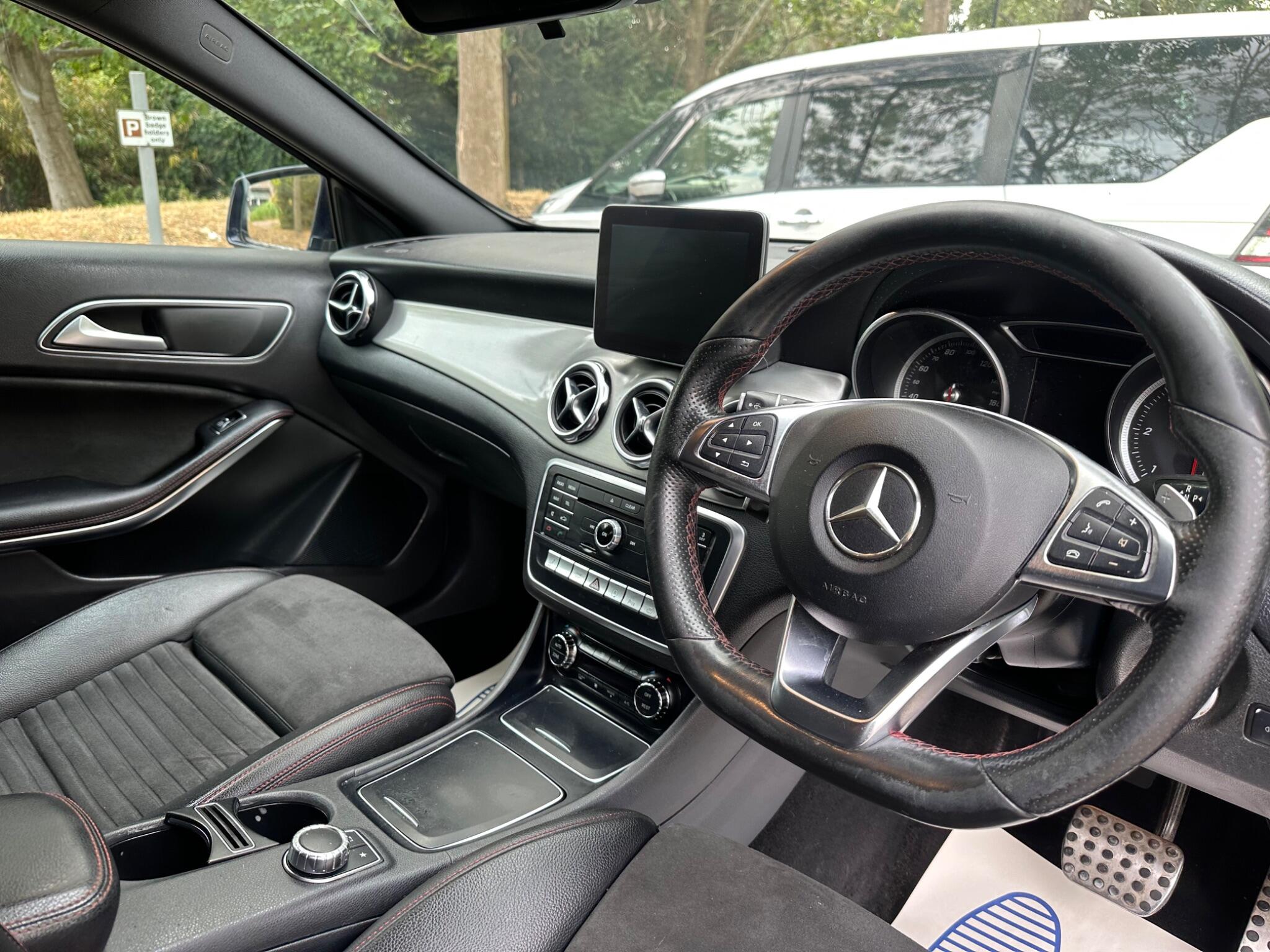 Mercedes-Benz Gla view 12