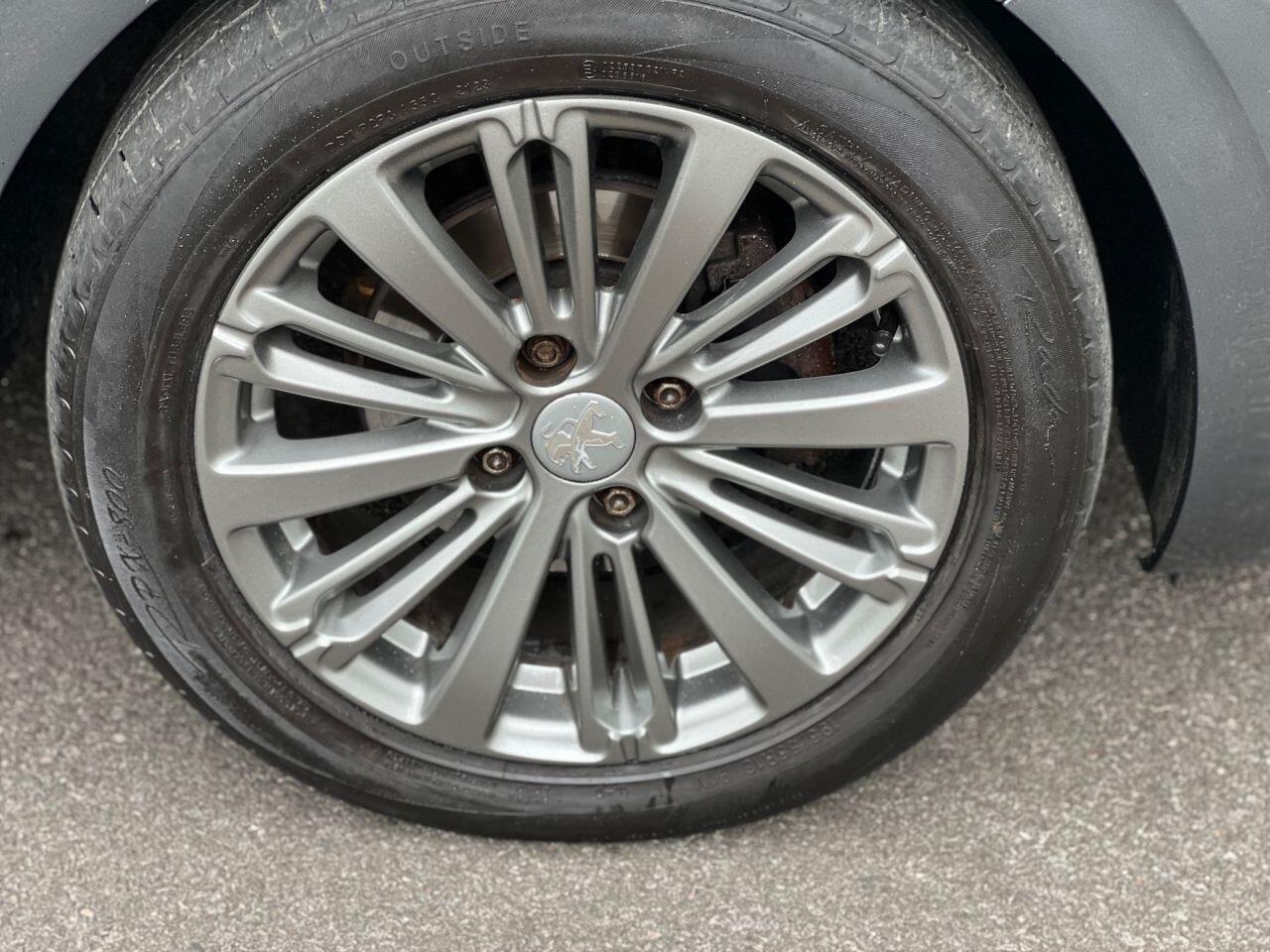 Peugeot 208 view 11