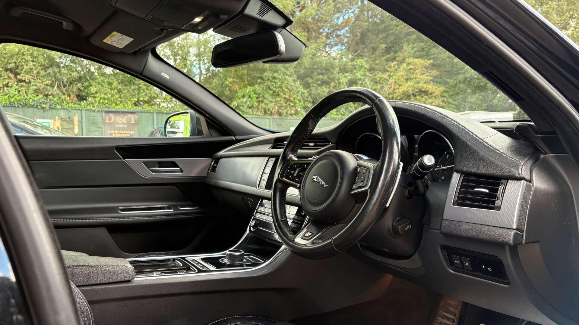 Jaguar XF view 11