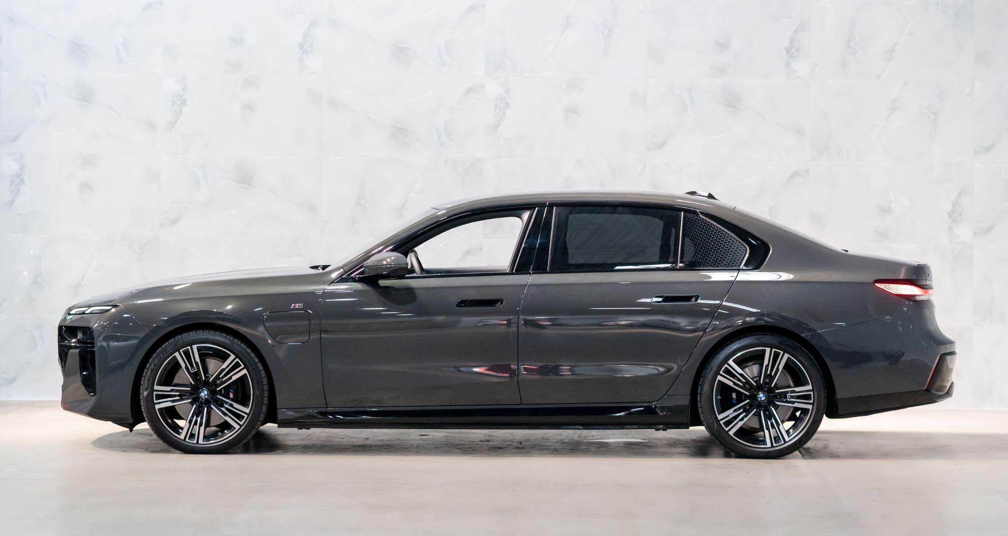BMW 7 Series view 9