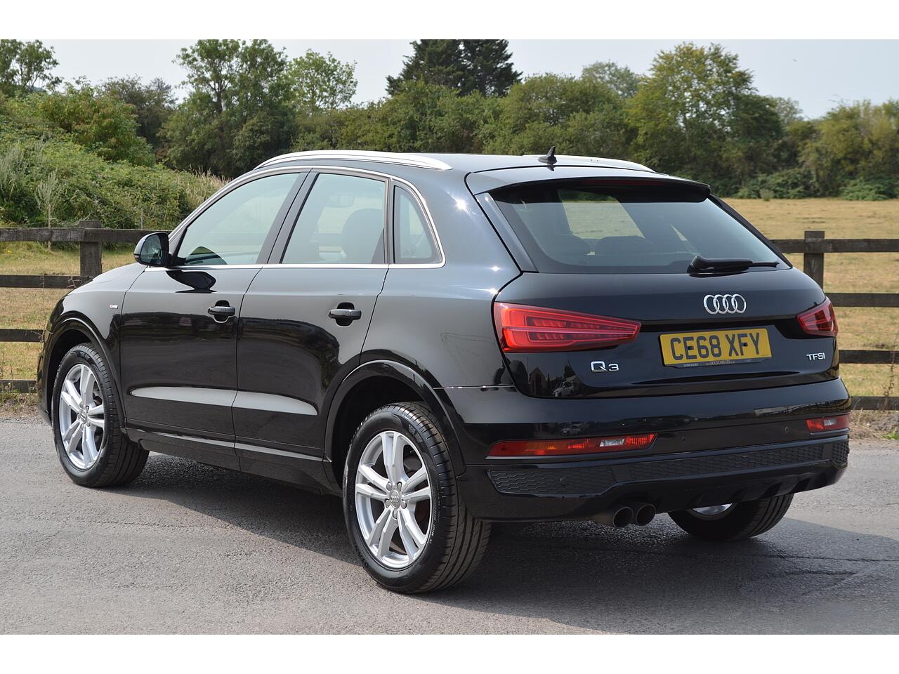 Audi Q3 view 7