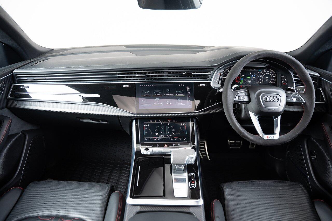 Audi RS Q8 view 4
