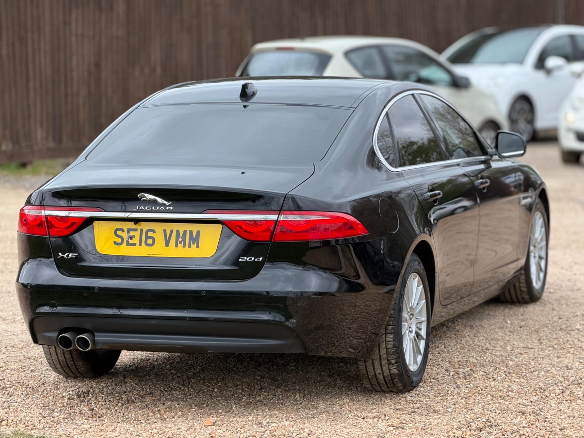 2016 Jaguar XF 2.0d Prestige Auto Euro 6 (s/s) 4dr image 14