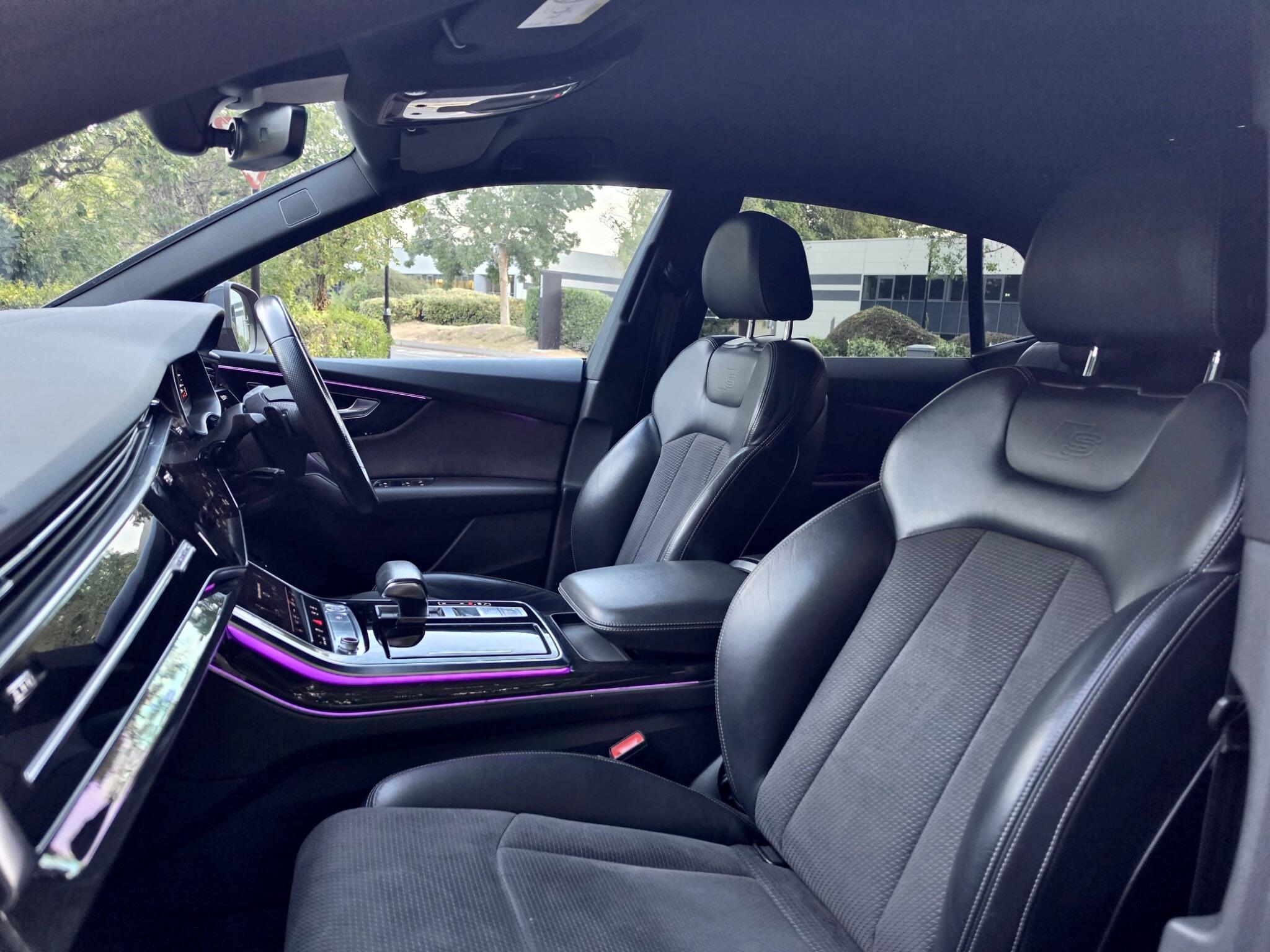 Audi Q8 view 8