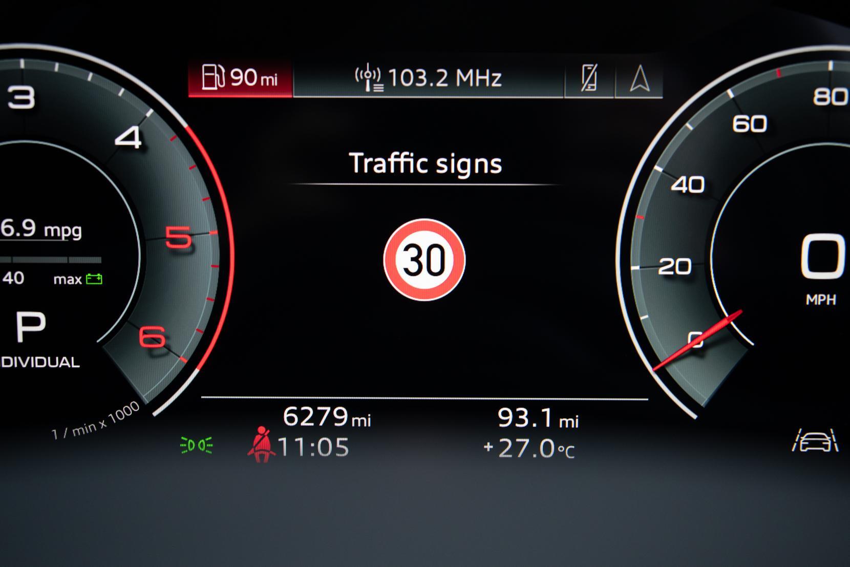 Audi Q8 view 17