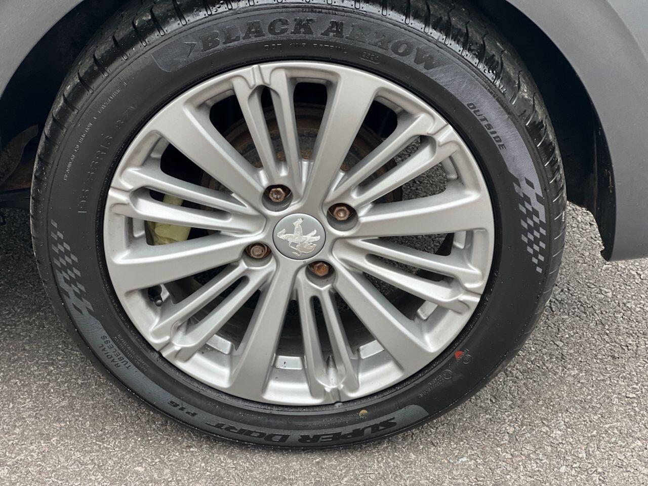 Peugeot 208 view 9