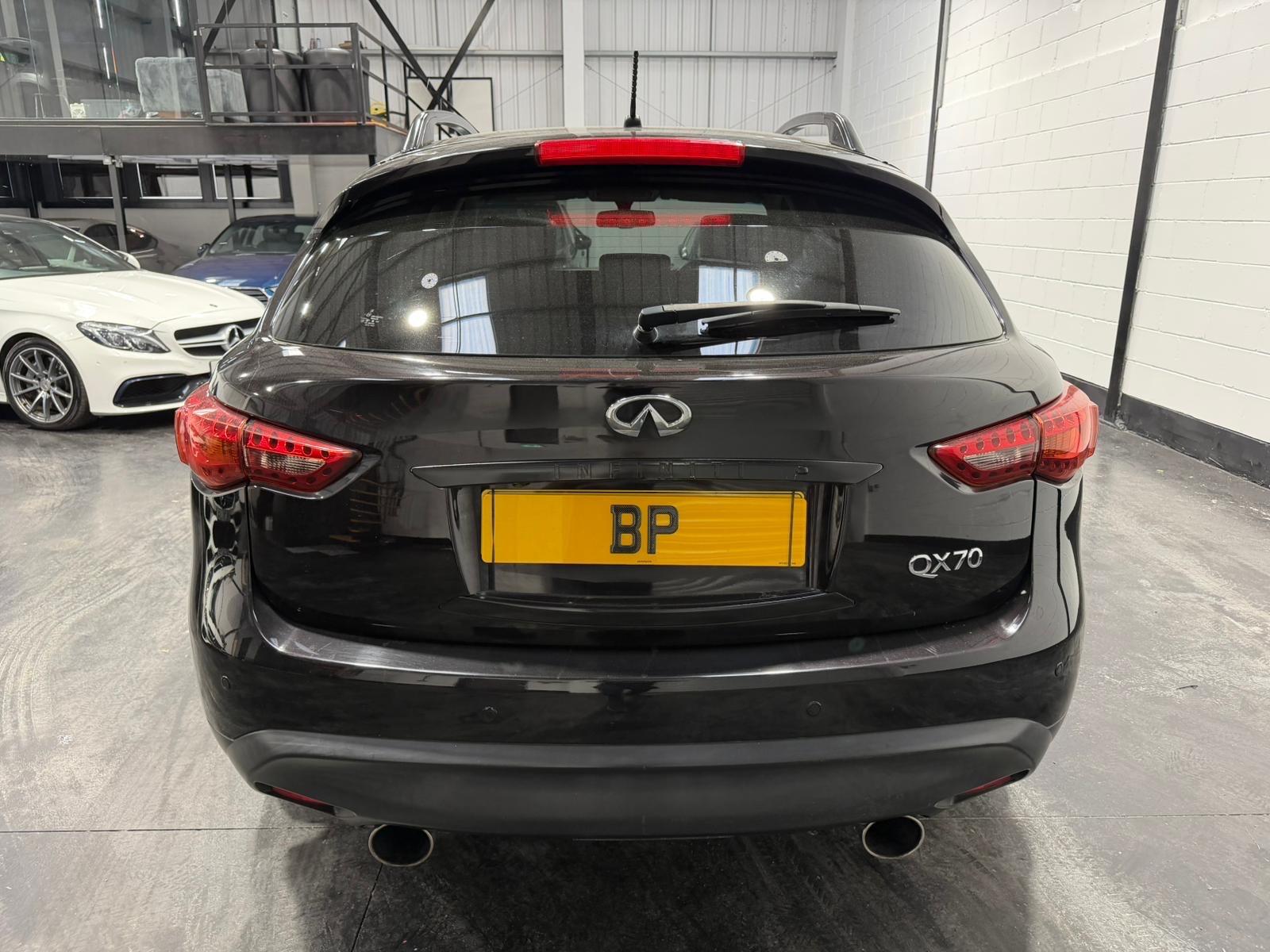 Infiniti QX70 view 11