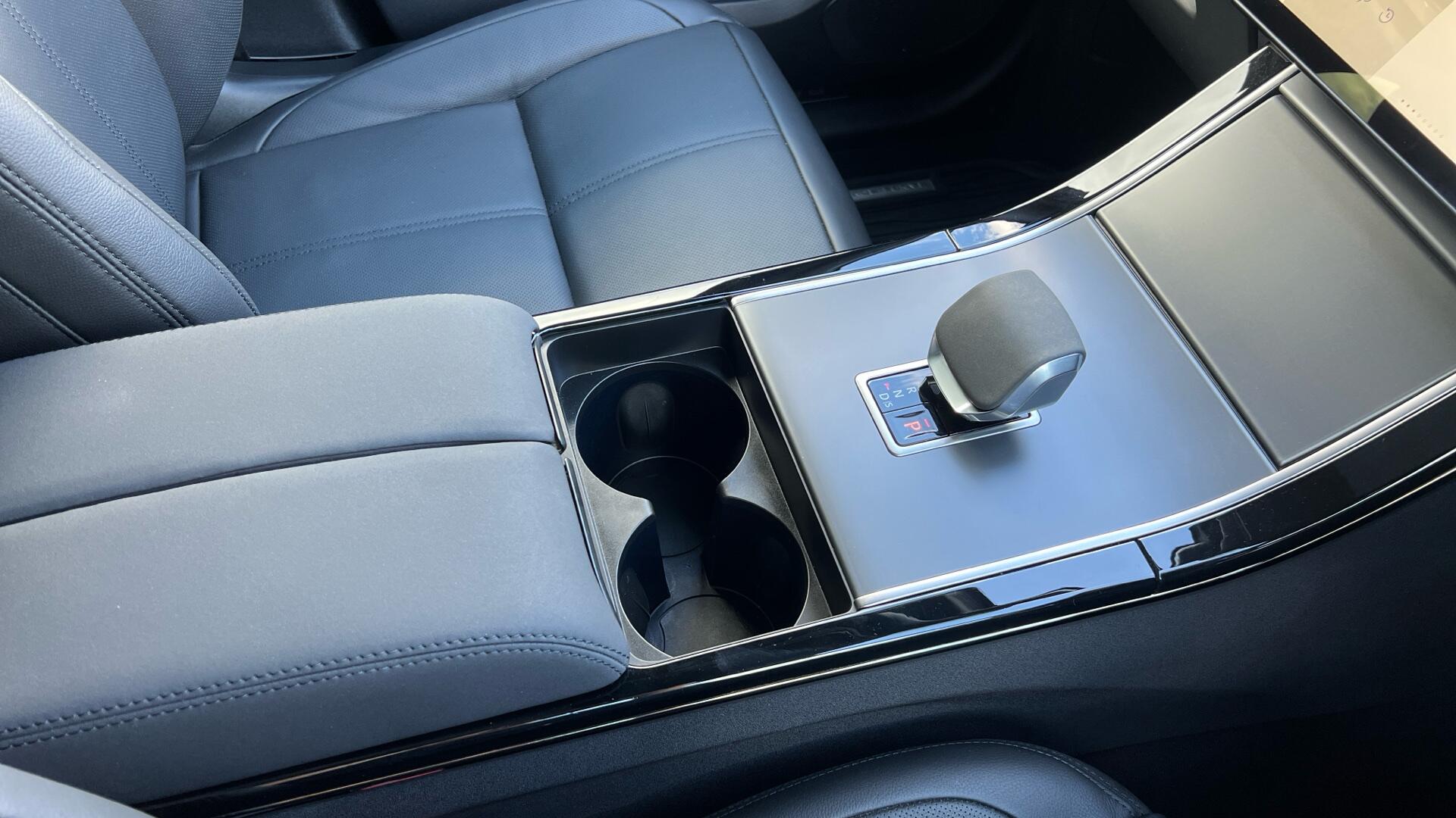 Land Rover Range Rover Velar view 32