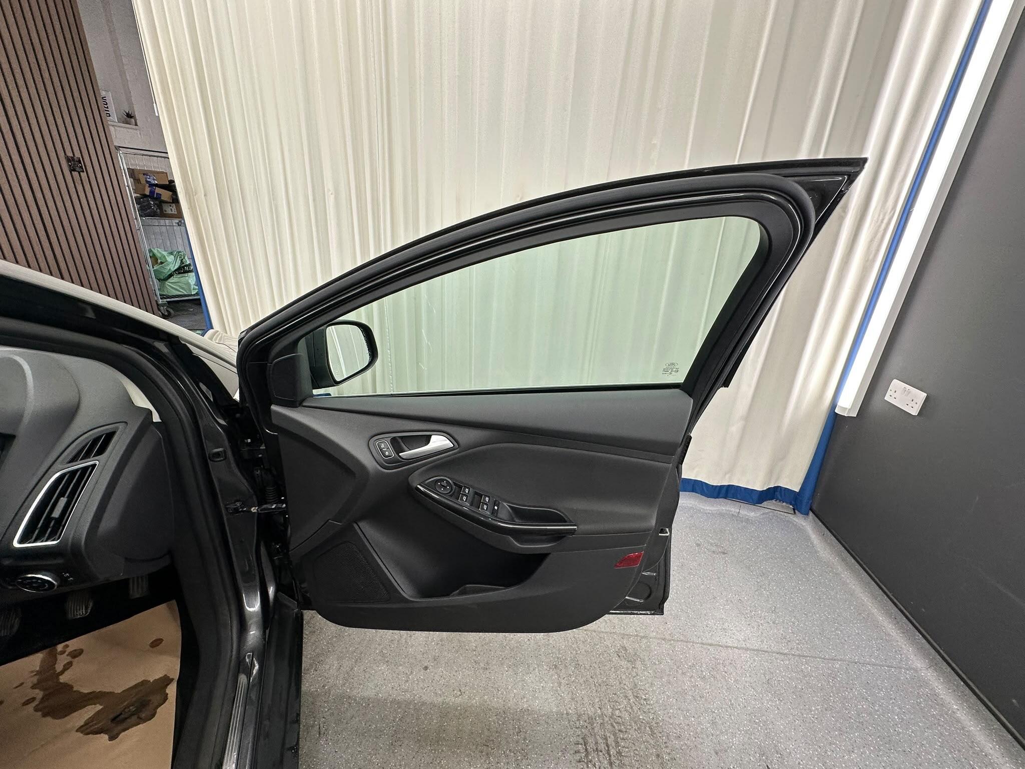 Ford Focus view 18