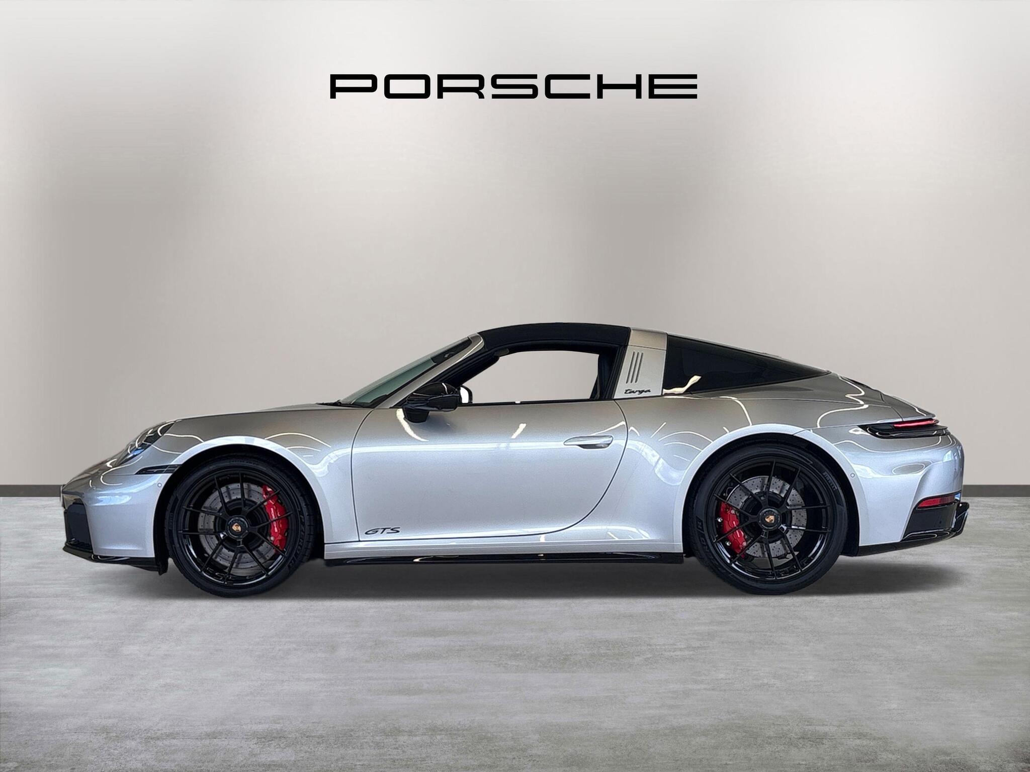 Porsche 911 view 6