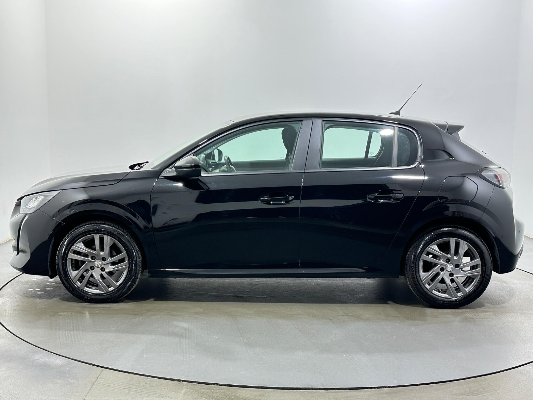 Peugeot 208 view 5