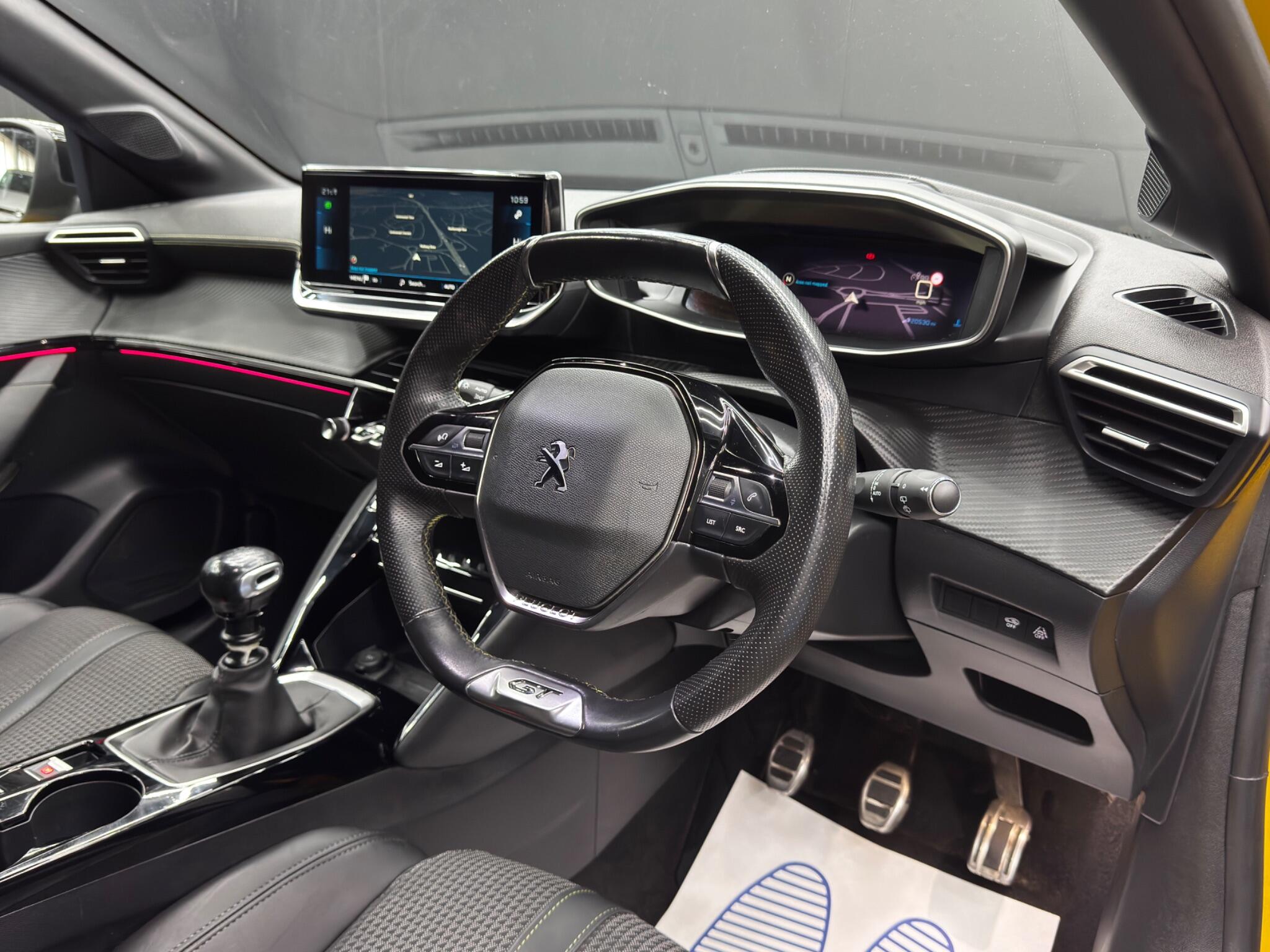 Peugeot 208 view 9