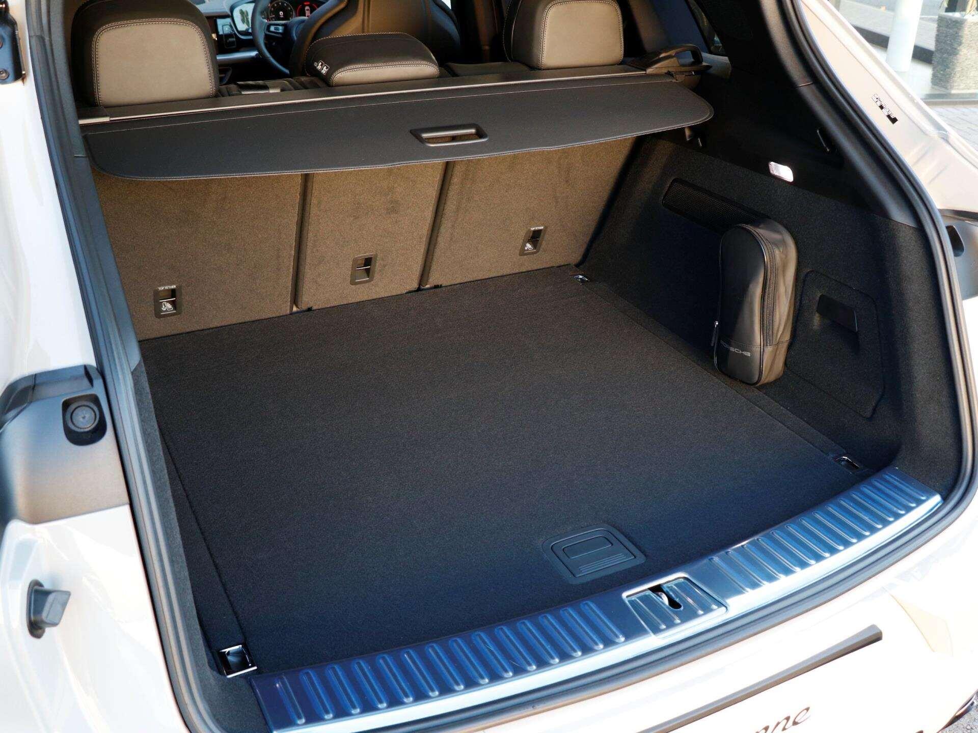 Porsche Cayenne view 29