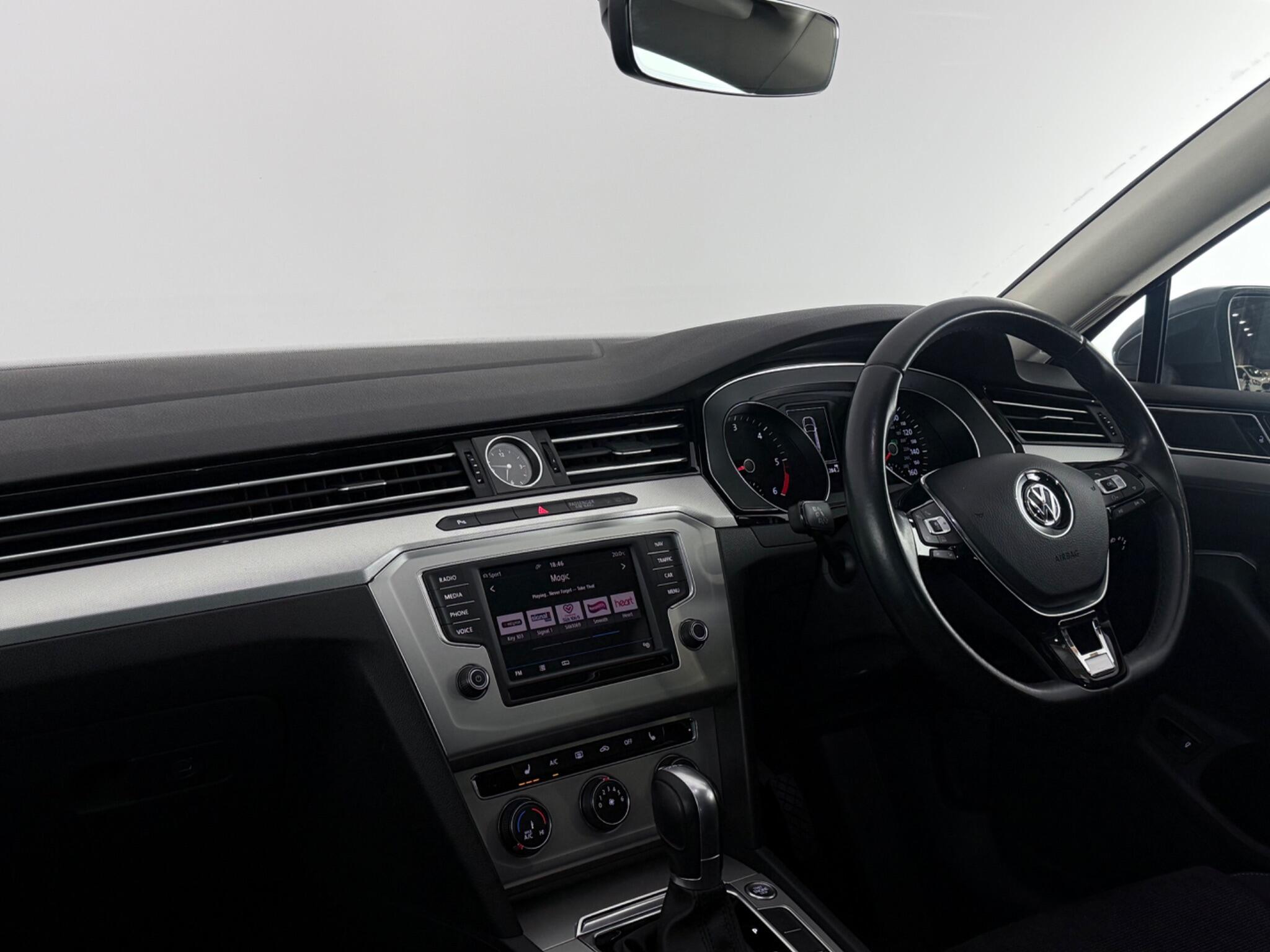 Volkswagen Passat view 11